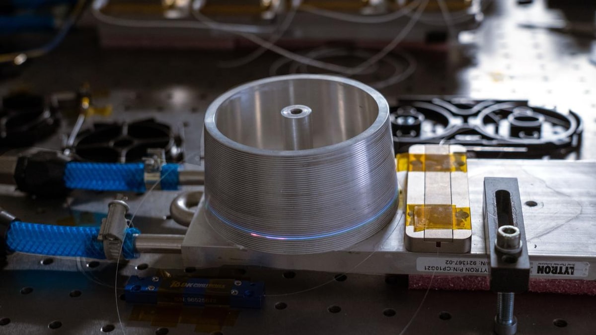 Der getestete Laser soll künftig aus dem All zeigen, wie viel CO₂ tatsächlich entsteht. Forschende des Laser Zentrum Hannover prüfen dafür im Projekt HALLOA die Weltraumtauglichkeit zentraler Komponenten. © LZH