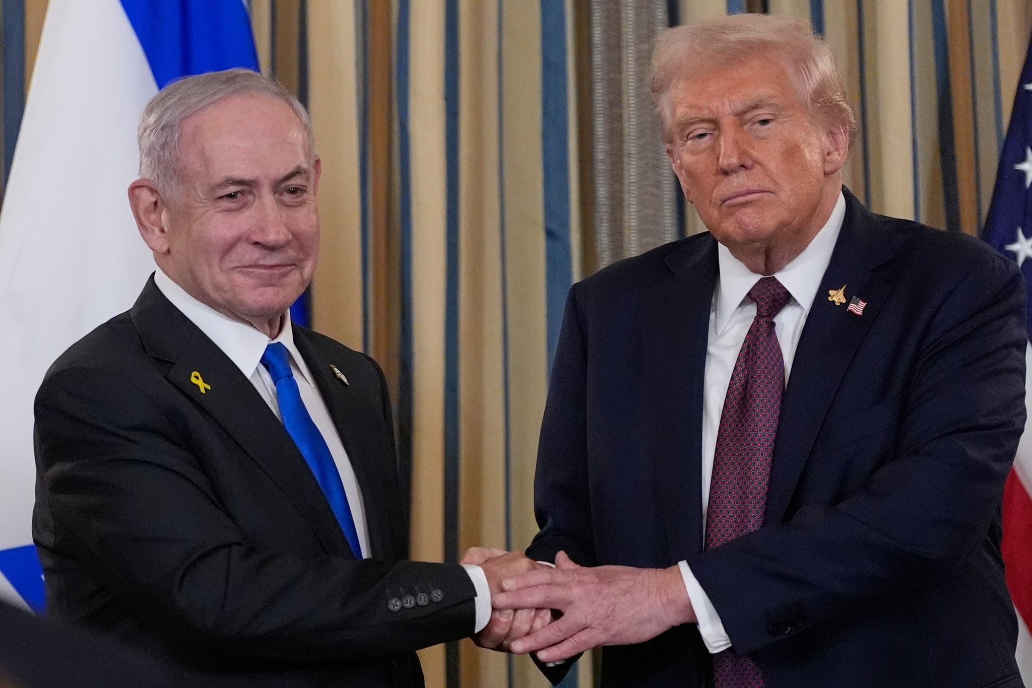 De Israëlische premier Benjamin Netanyahu schudt de hand van de Amerikaanse president Donald Trump na een persconferentie in de State Dining Room van het Witte Huis. De Israëlische premier Benjamin Netanyahu toonde zich opgelucht over de aangekondigde vrijlating van de gijzelaars die door de islamistische Hamas-groepering worden vastgehouden.