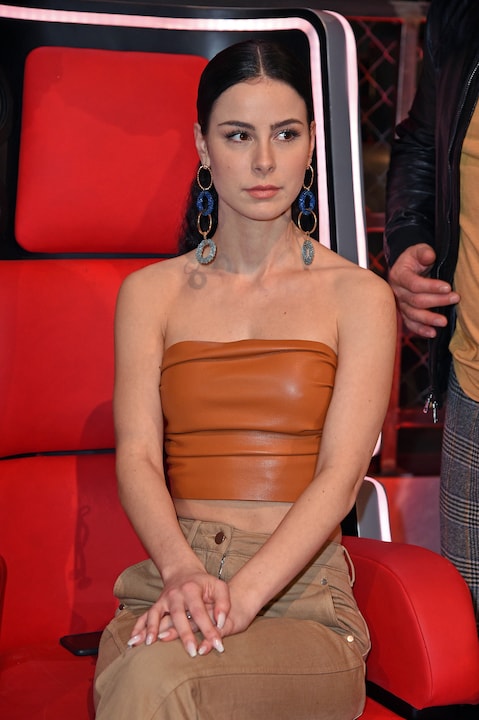 Lena Meyer-Landrut sitzt im Jurorensessel bei
