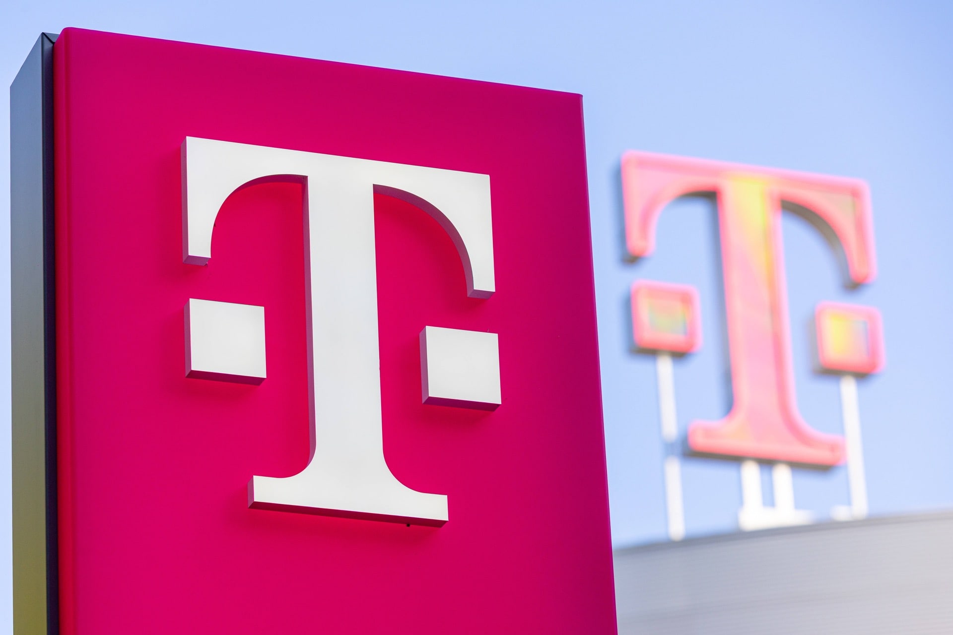 Telekom erhöht Ihre Surfgeschwindigkeit mit Kabeln, die durch den Fensterrahmen gezogen werden müssen