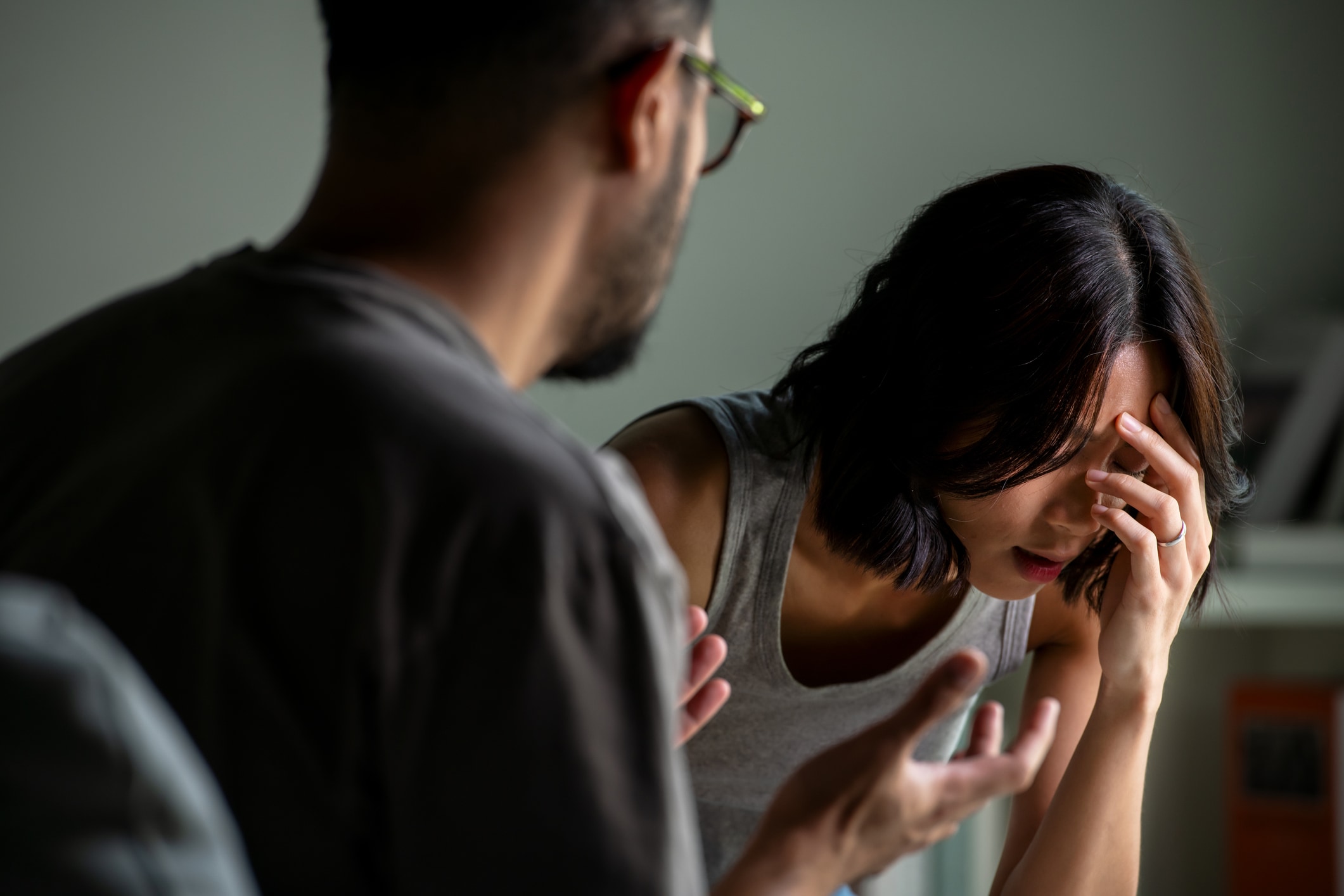 I narcisisti deboli appaiono affascinanti, comprensivi e socialmente adattabili, il che è esattamente ciò che rende difficile riconoscere questi schemi.