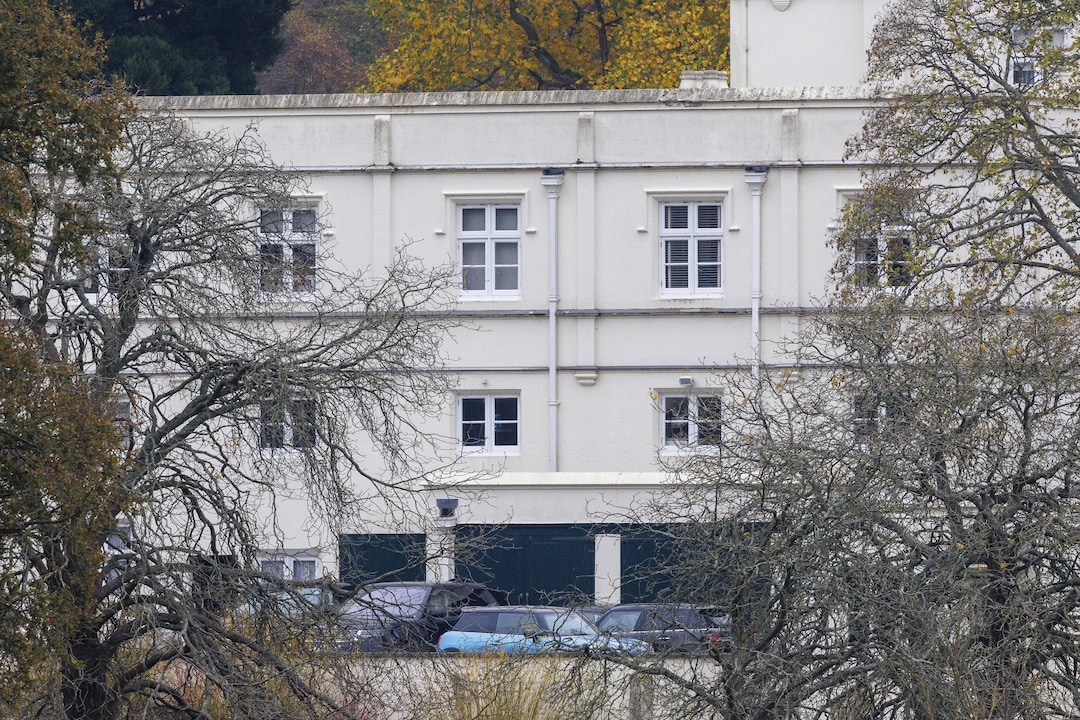 Andrew hält an seiner königlichen Loge fest.