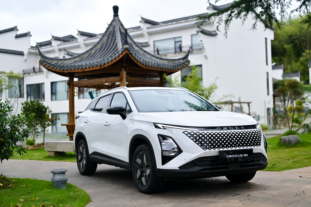 Omoda 5 está disponível como veículo híbrido e elétrico.