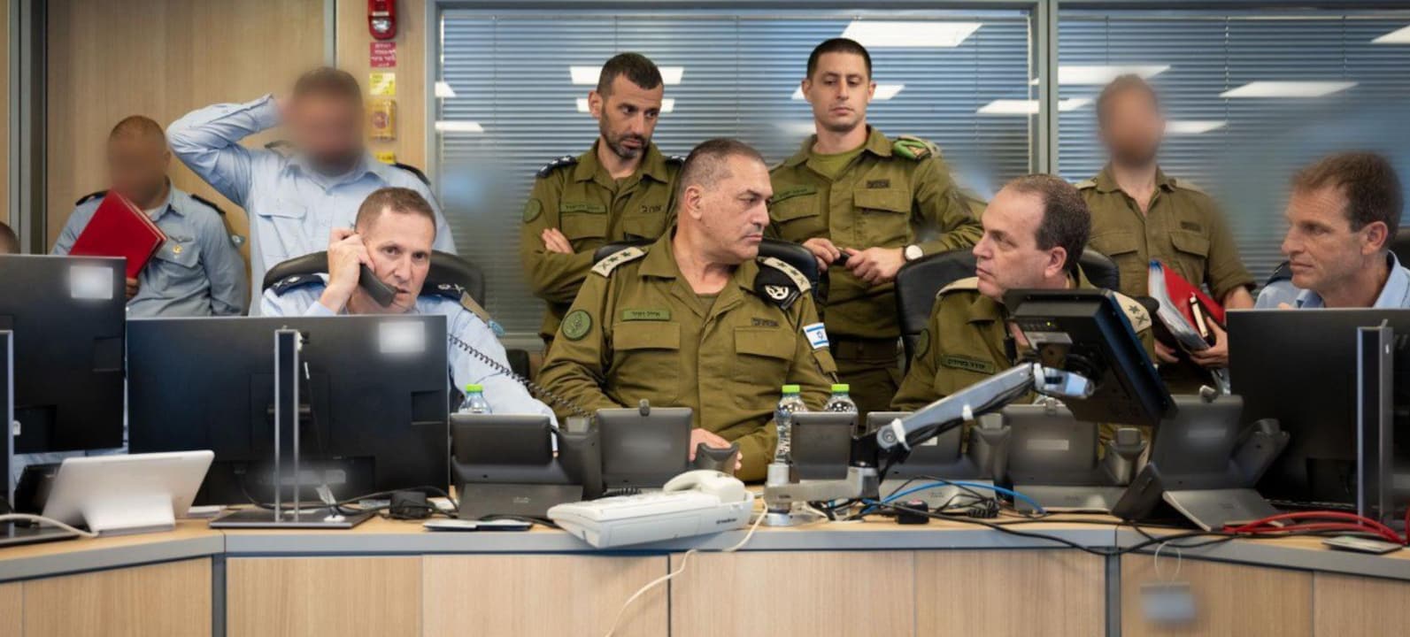 De Israëlische legerleider Eyal Zamir (midden) houdt toezicht op de aanvallen van de IDF op Iran in de Situation Room van de Israëlische luchtmacht in Israël.