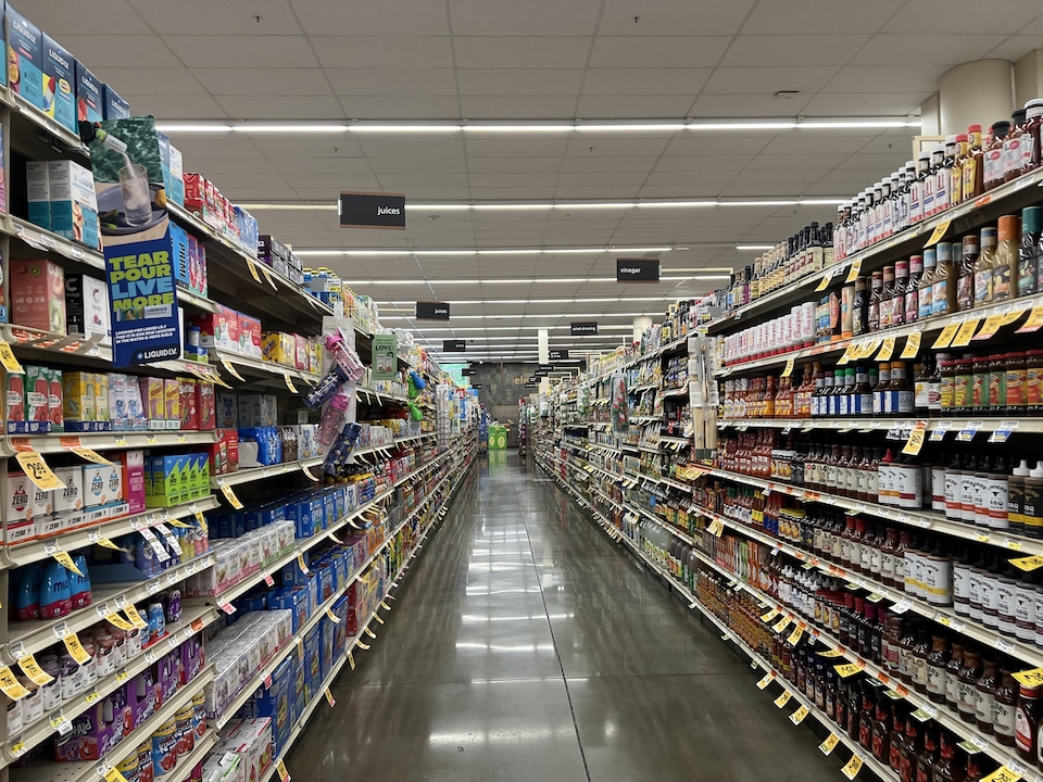 Vista dos corredores do supermercado Safeway em Walnut Creek, Califórnia, em 22 de julho de 2025.