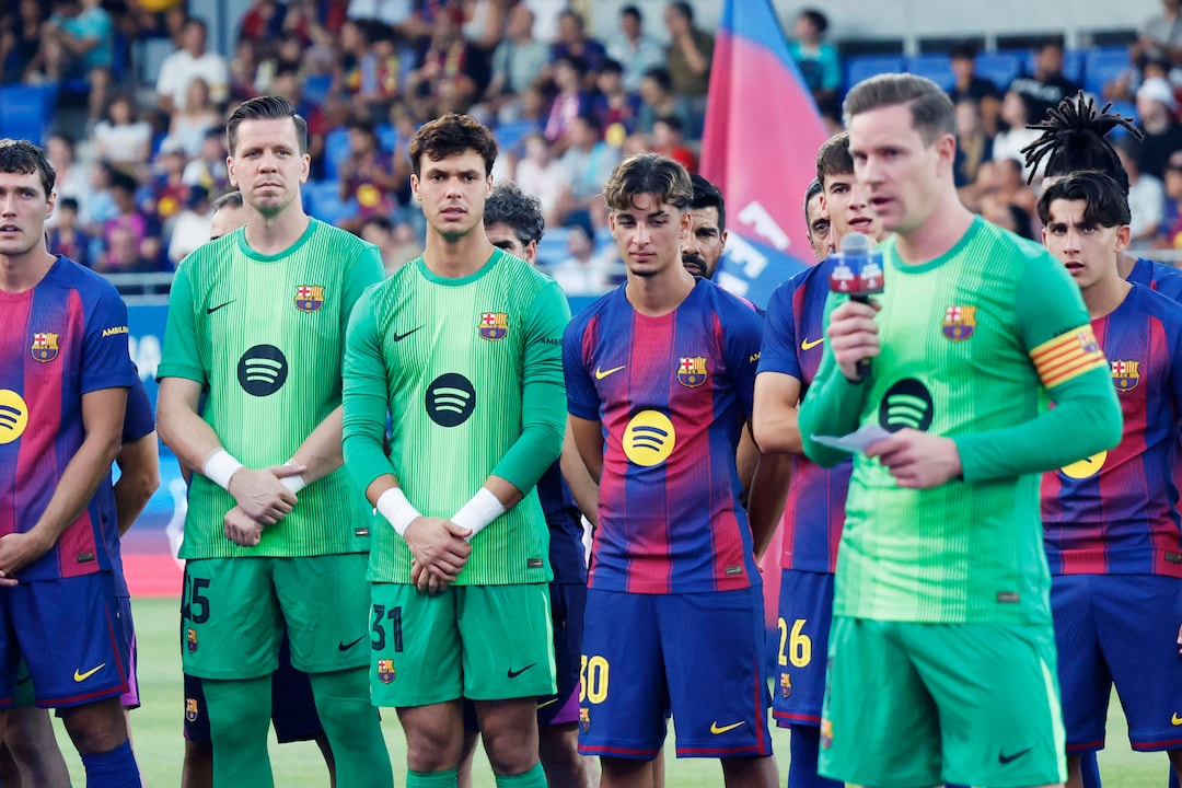 Ter Stegen, kaptan sıfatıyla taraftarlara konuşma yapıyor