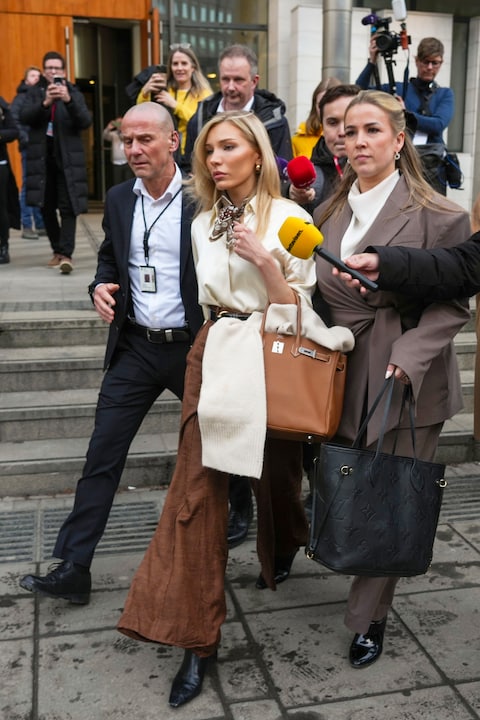 Nora Haukland verlässt mit ihrer Anwältin Heidi Reisvang am 24. Februar (Tag 13 im Marius-Prozess) das Bezirksgericht in Oslo, Norwegen.