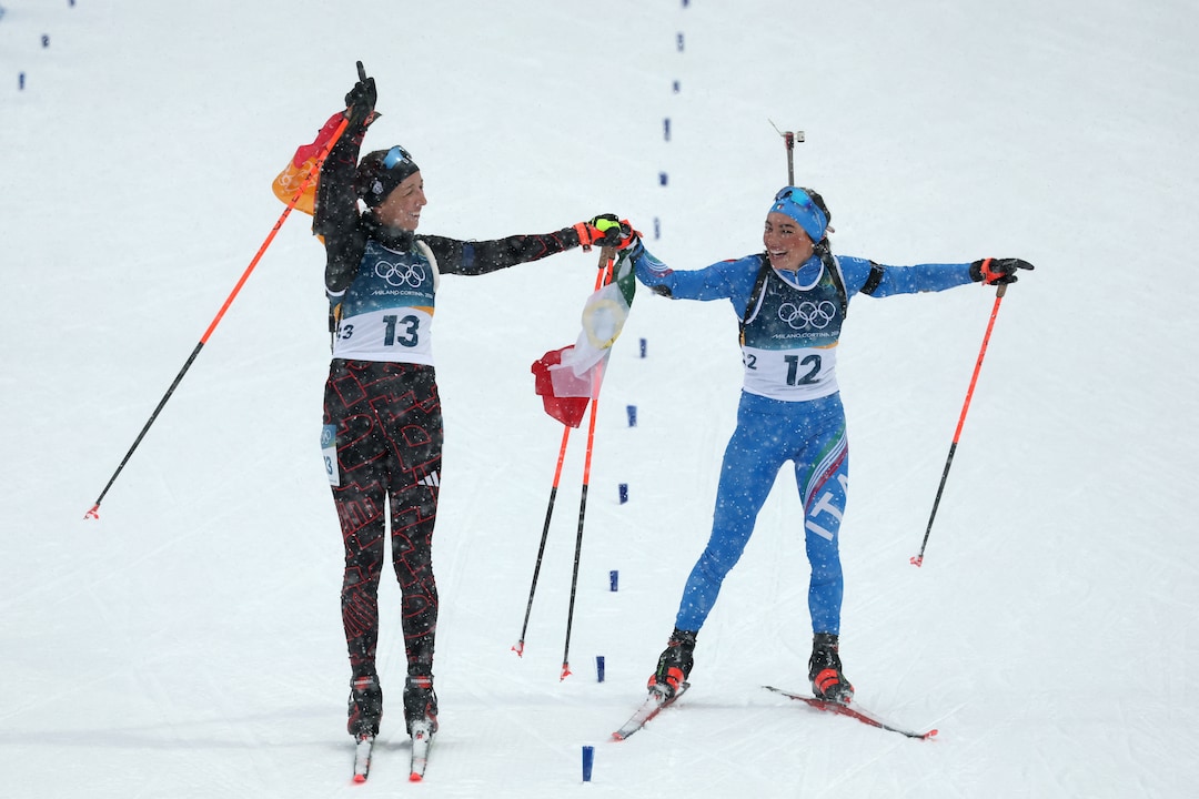 Franziska Preuß y Dorothea Wierer juntas en la vuelta de honor