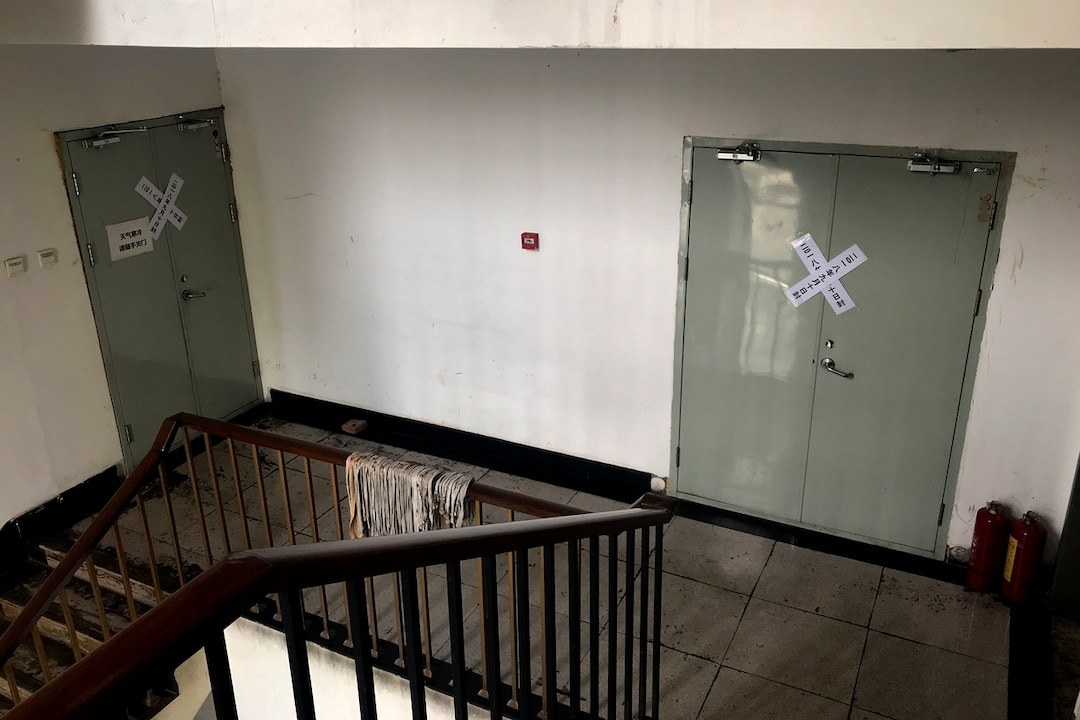 Am Hintereingang der Zionskirche wurden offizielle Siegelhinweise angebracht, nachdem die Behörden in Peking die Kirche geschlossen hatten.