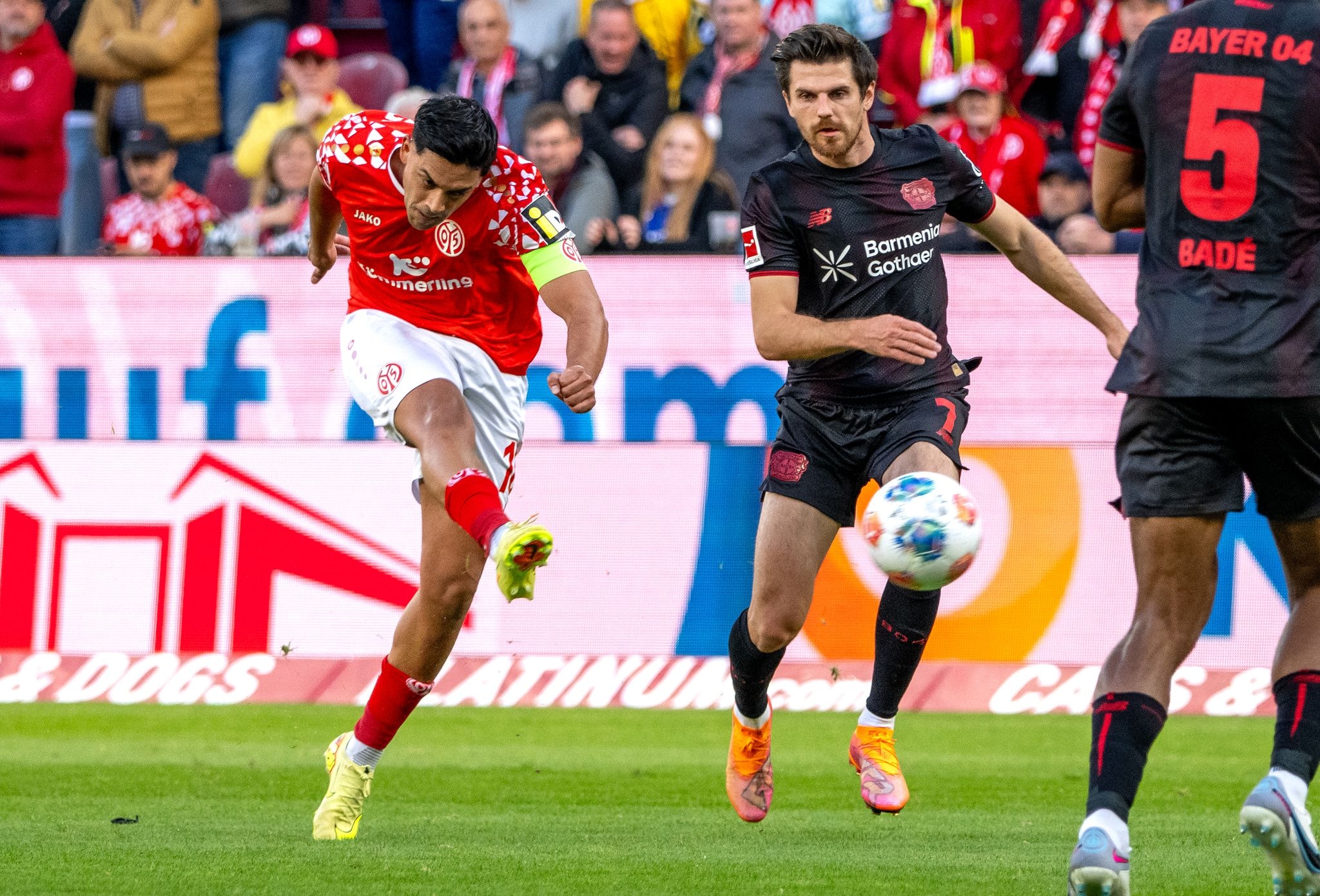 Der Mainzer Nadiem Amiri (l) kommt gegen Leverkusens Jonas Hofmann zum Abschluss