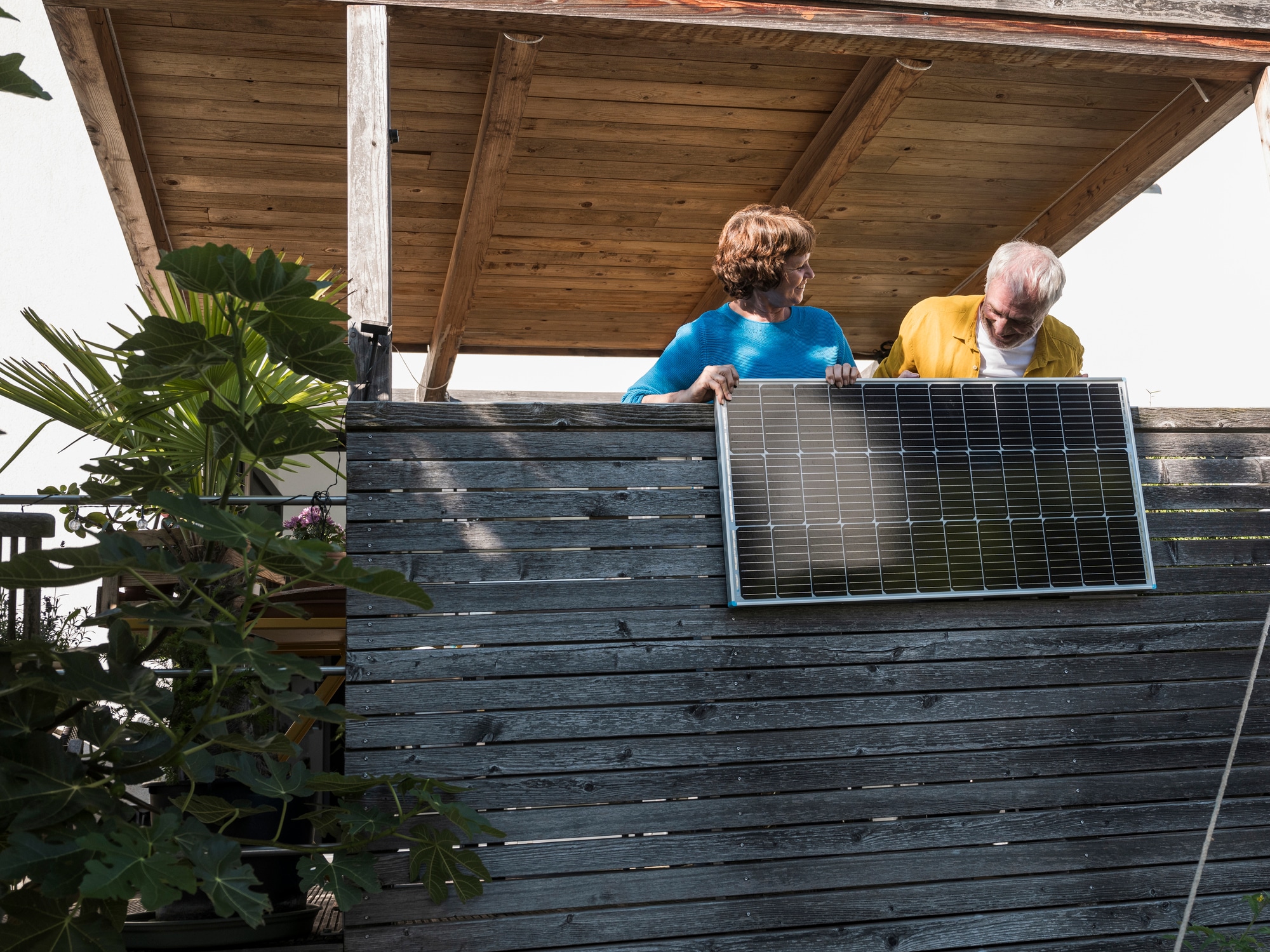 Als Alternative zur großen Photovoltaikanlage sind Balkonkraftwerke ein beliebtes Mittel zur hauseigenen Stromerzeugung.