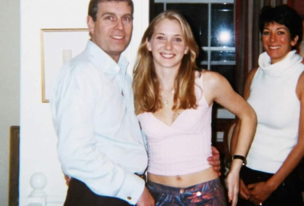 Andrew mit Virginia Giuffre und Maxwell im März 2001