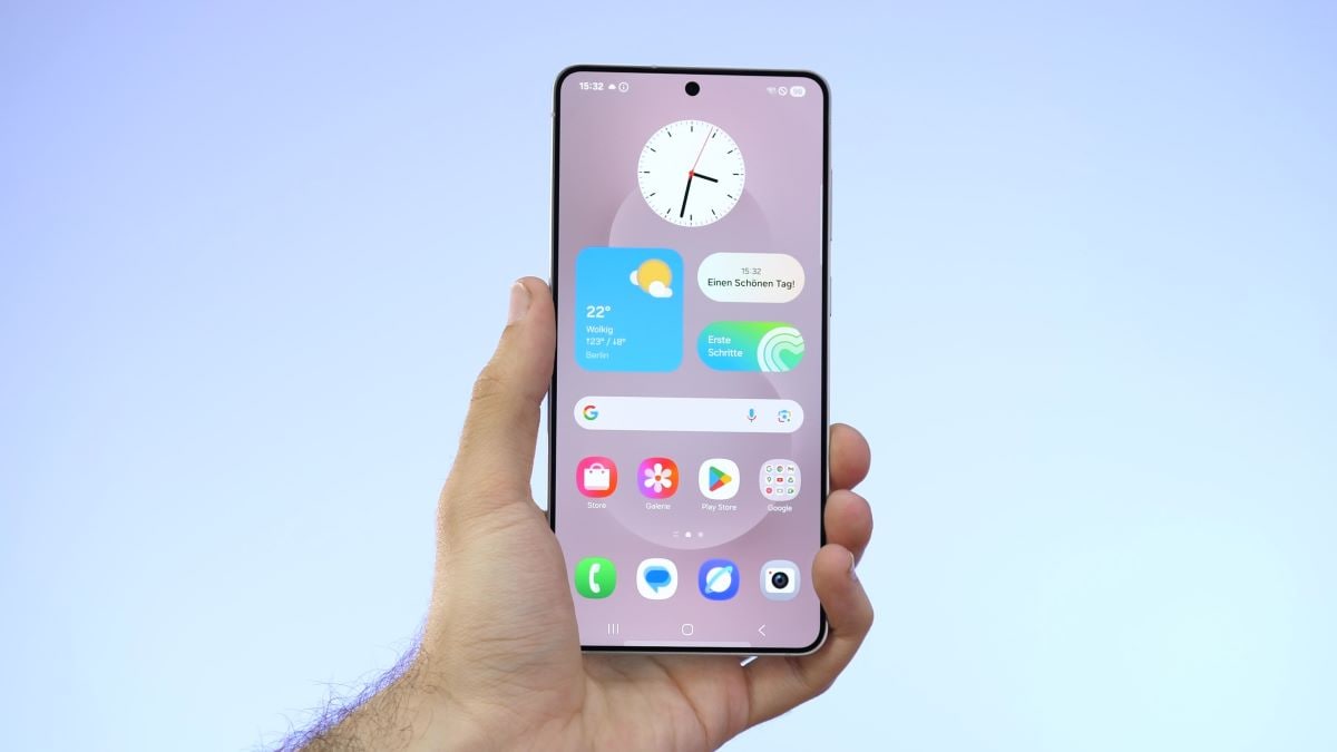 Samsung hat mit One UI 7 das Benachrichtungsfeld sowie das Quick Panel maßgeblich überarbeitet.