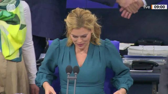 As Julia Klöckner Abgeordneten zum Geburtstag gratuliert, unterläuft ihr Fehler