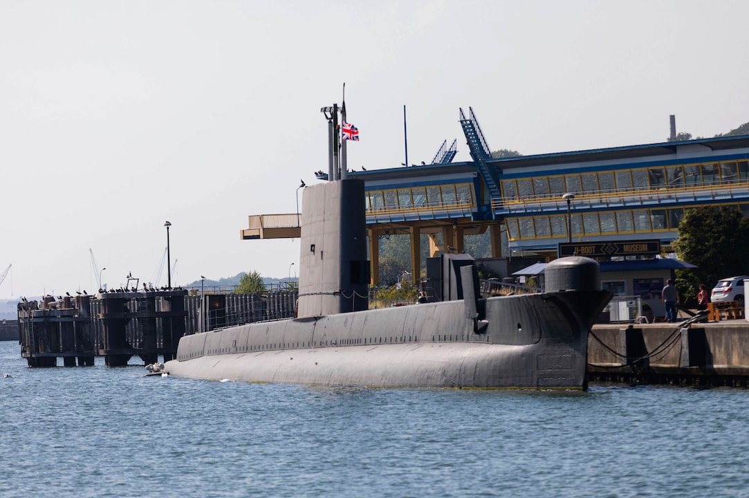 An Oberon-class submarine, as it was used in the 1980s (here under the British flag).