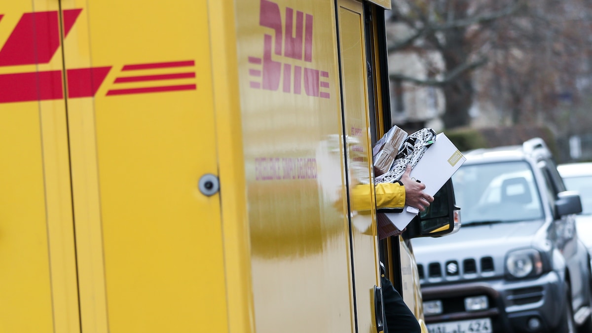 Paketzusteller der DHL in Halle (Archivbild): Die Beschwerden über die Deutsche Post waren zuletzt deutlich angestiegen