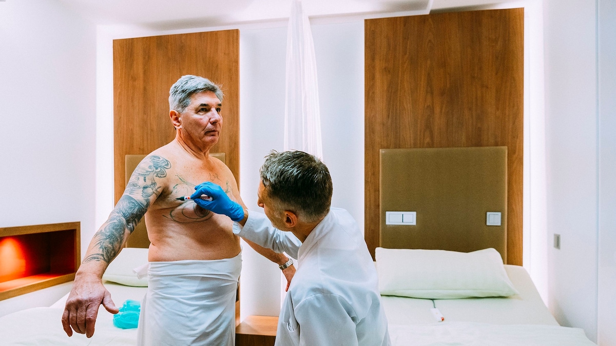 Chirurg Edouard Manassa bereitet seinen Patienten Andreas Baumgarten auf die OP vor