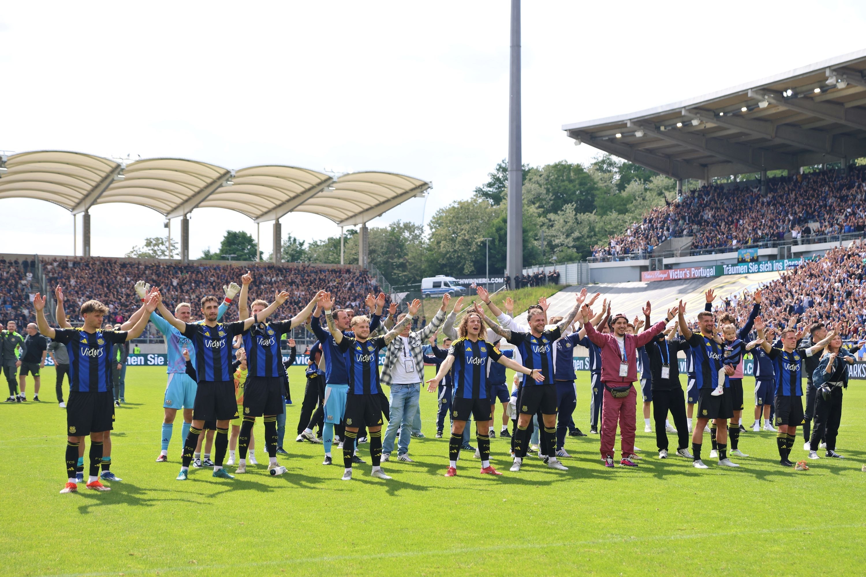 Saarbrücken celebrates reaching the relegation play-offs - today the first leg against Braunschweig takes place