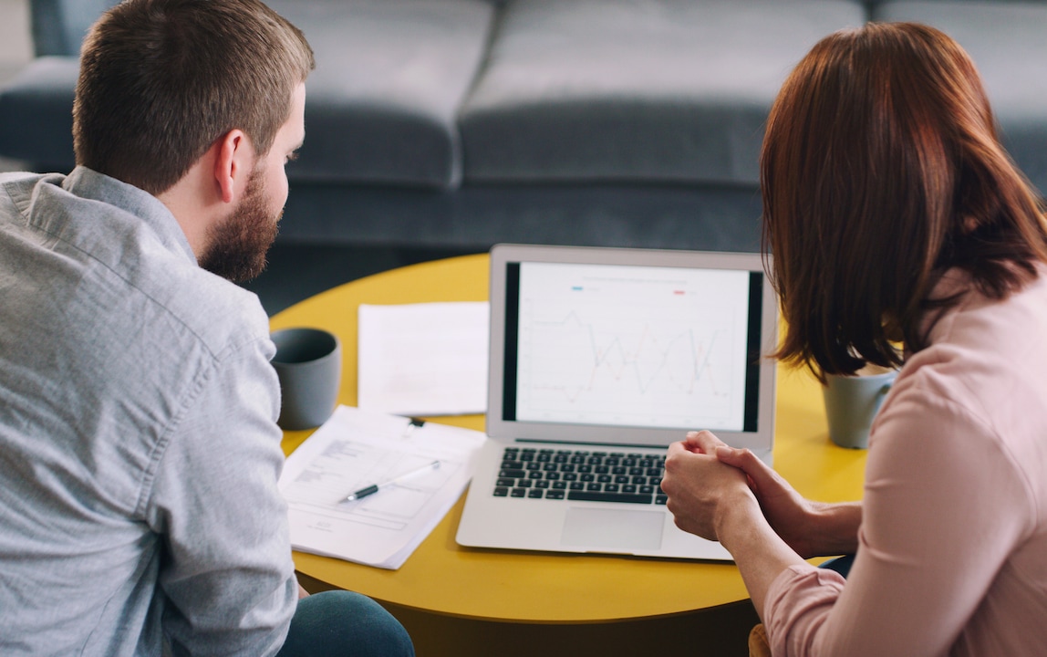 Casal jovem faz plano financeiro juntos.