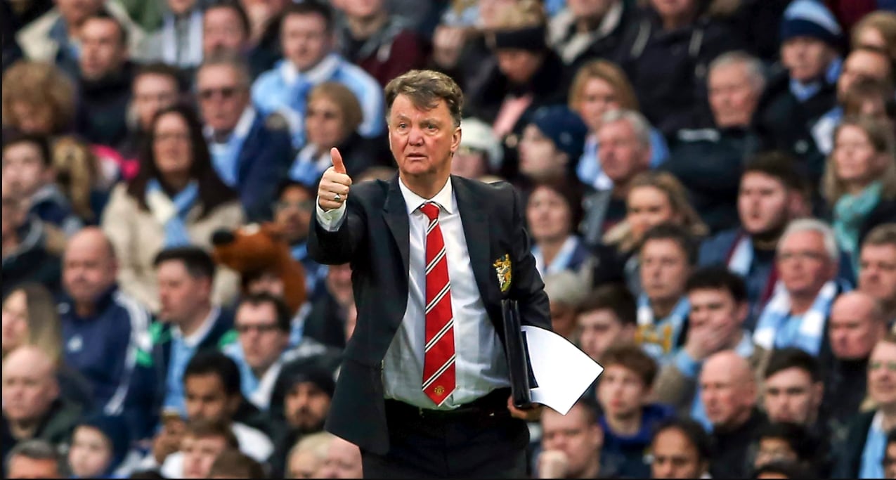 O então técnico do Manchester United, Louis van Gaal.