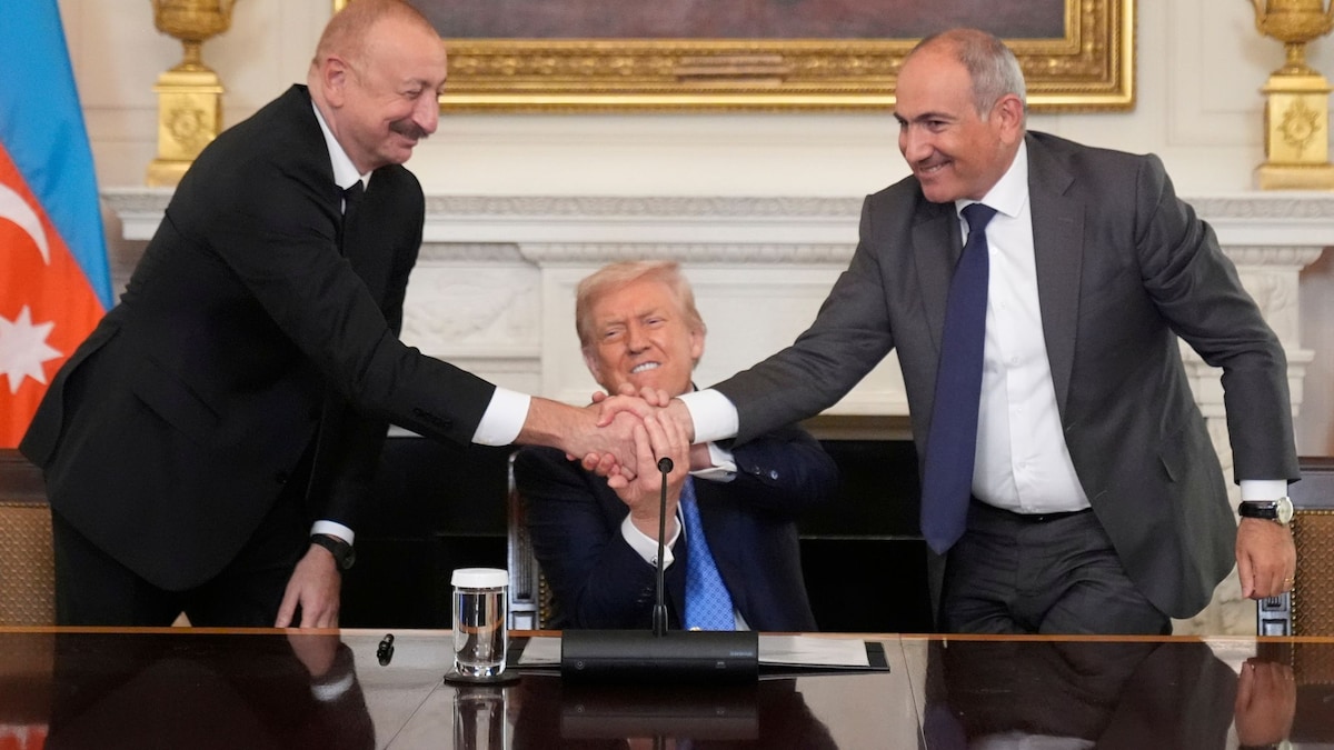 Donald Trump (M) schüttelt während der trilateralen Unterzeichnung die Hände von Aserbaidschans Präsident Ilham Aliyev (l) und Armeniens Ministerpräsident Nikol Paschinjan