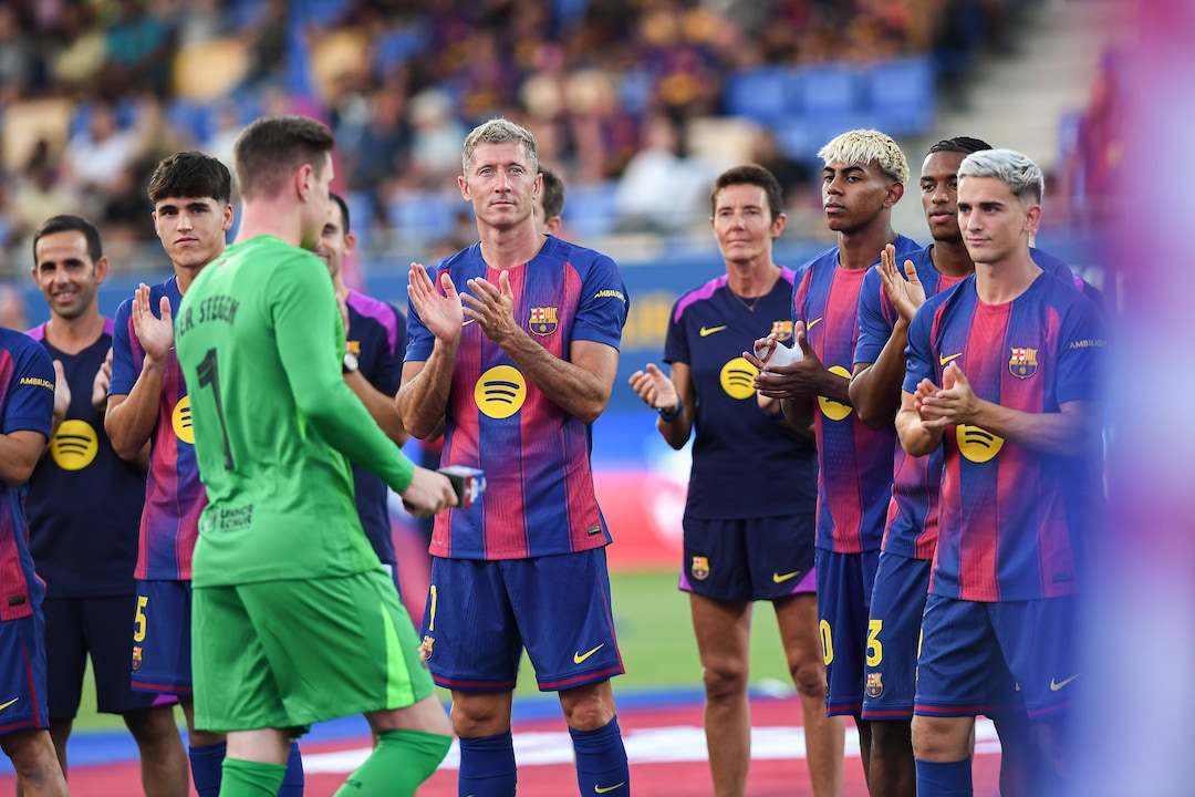 Takım arkadaşları Stegen'i alkışlıyor