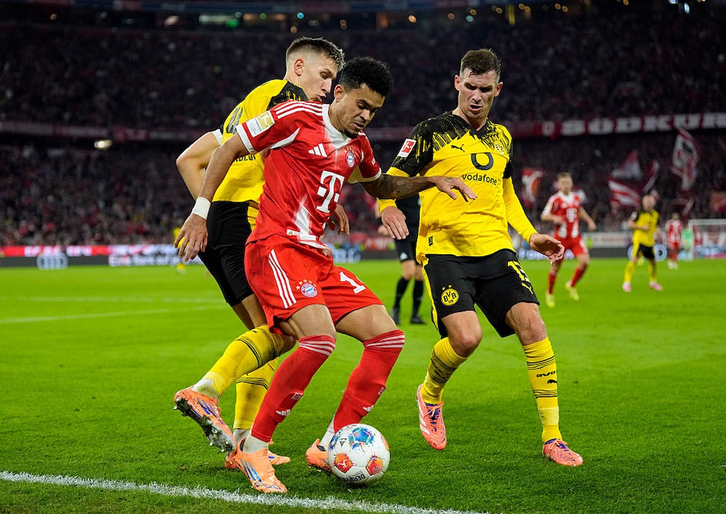 Bayerns Luis Diaz (M.) gegen die Dortmunder NIco Schlotterbeck (l.) und Pascal Groß.