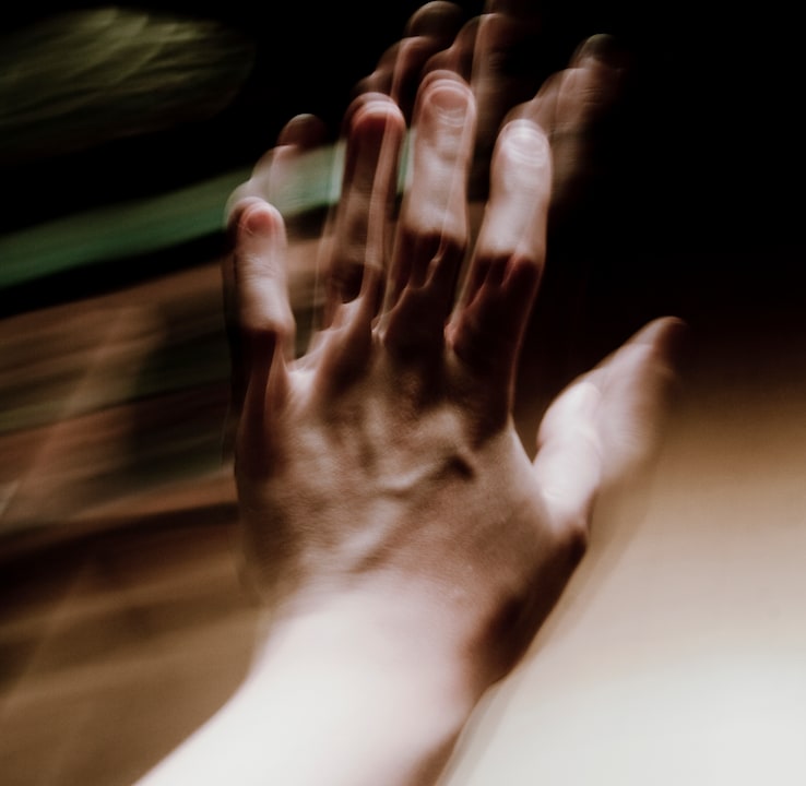 Un tremblement peut être un lourd fardeau pour les personnes touchées (image symbolique).