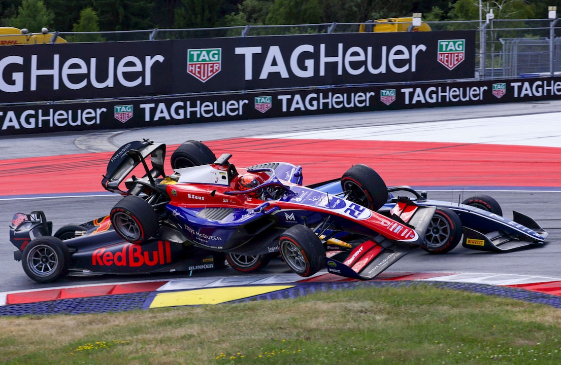 El piloto de Red Bull, Arvid Lindblad (izq.), choca con Meguetounif
