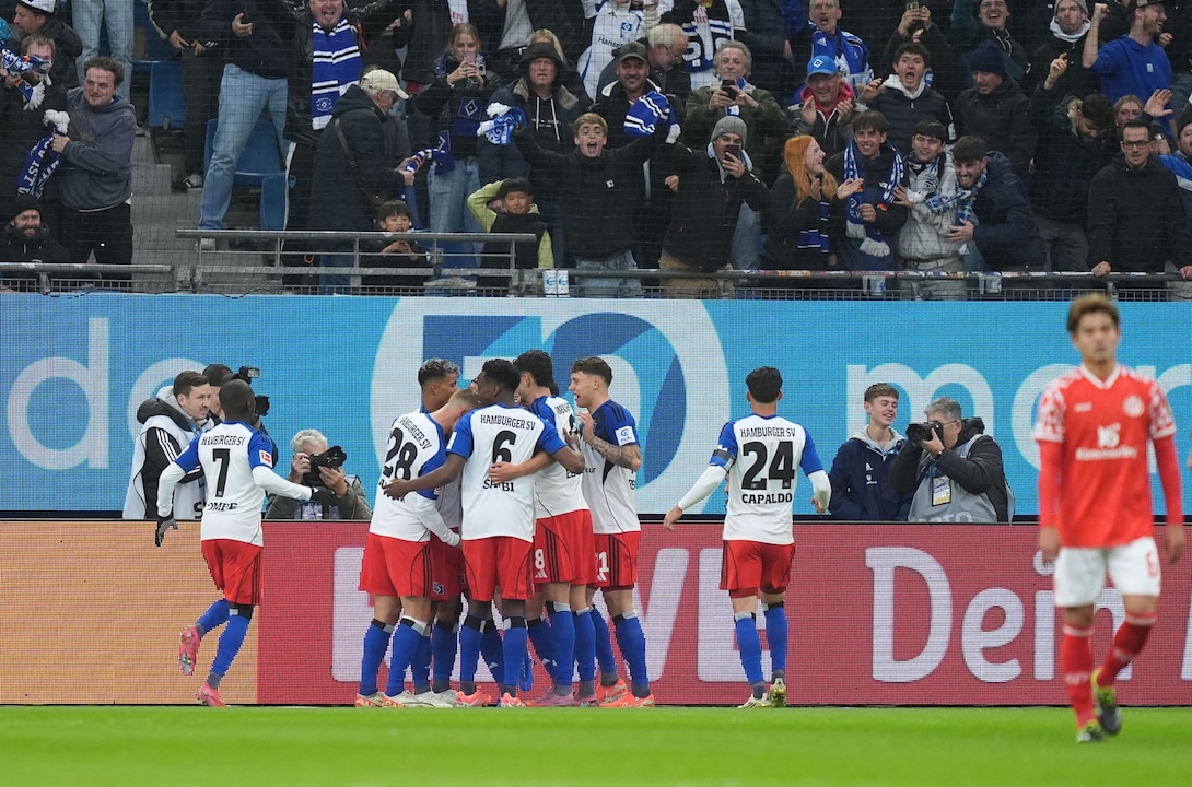 Die HSV-Spieler jubeln im Spiel gegen Mainz