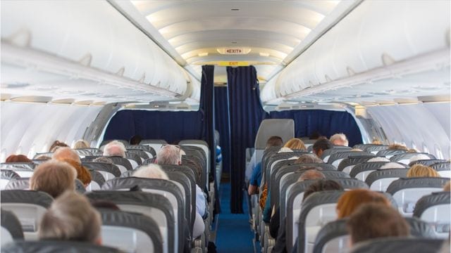 Stewardess onthult: dit is waarom je geen toiletpapier in het vliegtuig moet gebruiken
