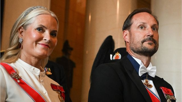Mette-Marit über Verbindungen zu Jeffrey Epstein: „Es ist einfach peinlich“