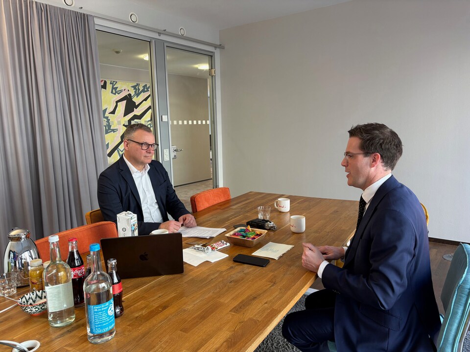 Manuel Hagel in conversation with political correspondent Sascha Adamek