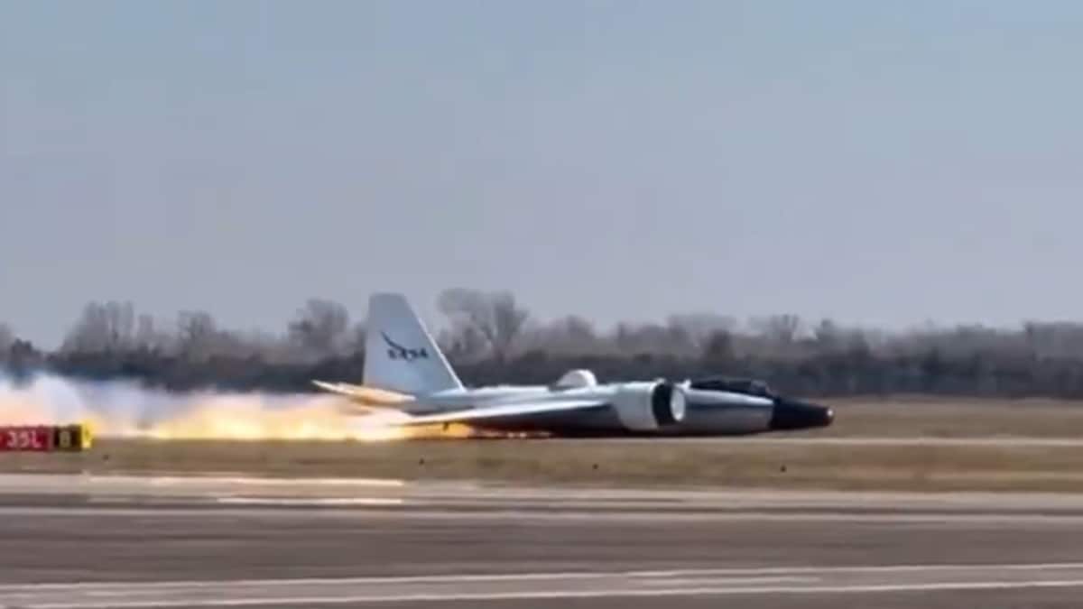 NASA-Flieger macht wegen Mechanik-Fehler Bauchlandung - das sieht spektakulär aus