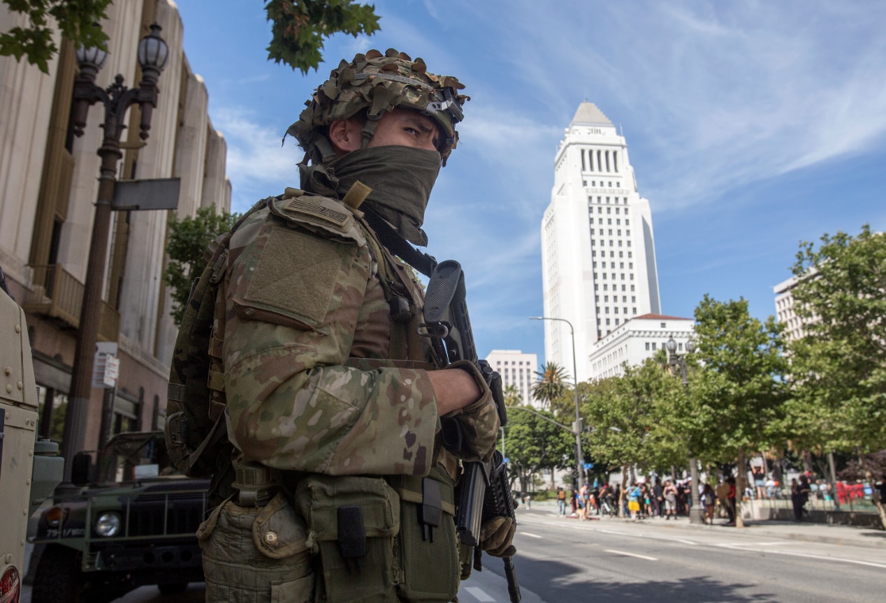 Auf diesem Archivbild vom 31. Mai 2020 hält ein Mitglied der kalifornischen Nationalgarde in der Nähe des Rathauses von Los Angeles Wache