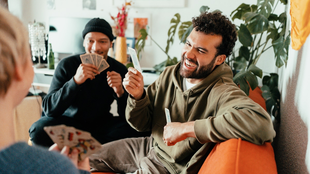Sitzen wirkt sich unterschiedlich auf das Gehirn aus: Bei einem aktiven Spiel kann das Sitzen die geistigen Fähigkeiten sogar fördern.