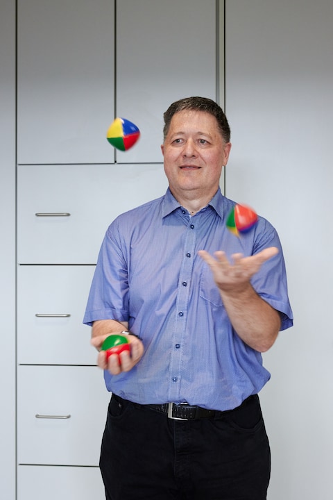 Marcus a appris à jongler pendant sa rééducation.