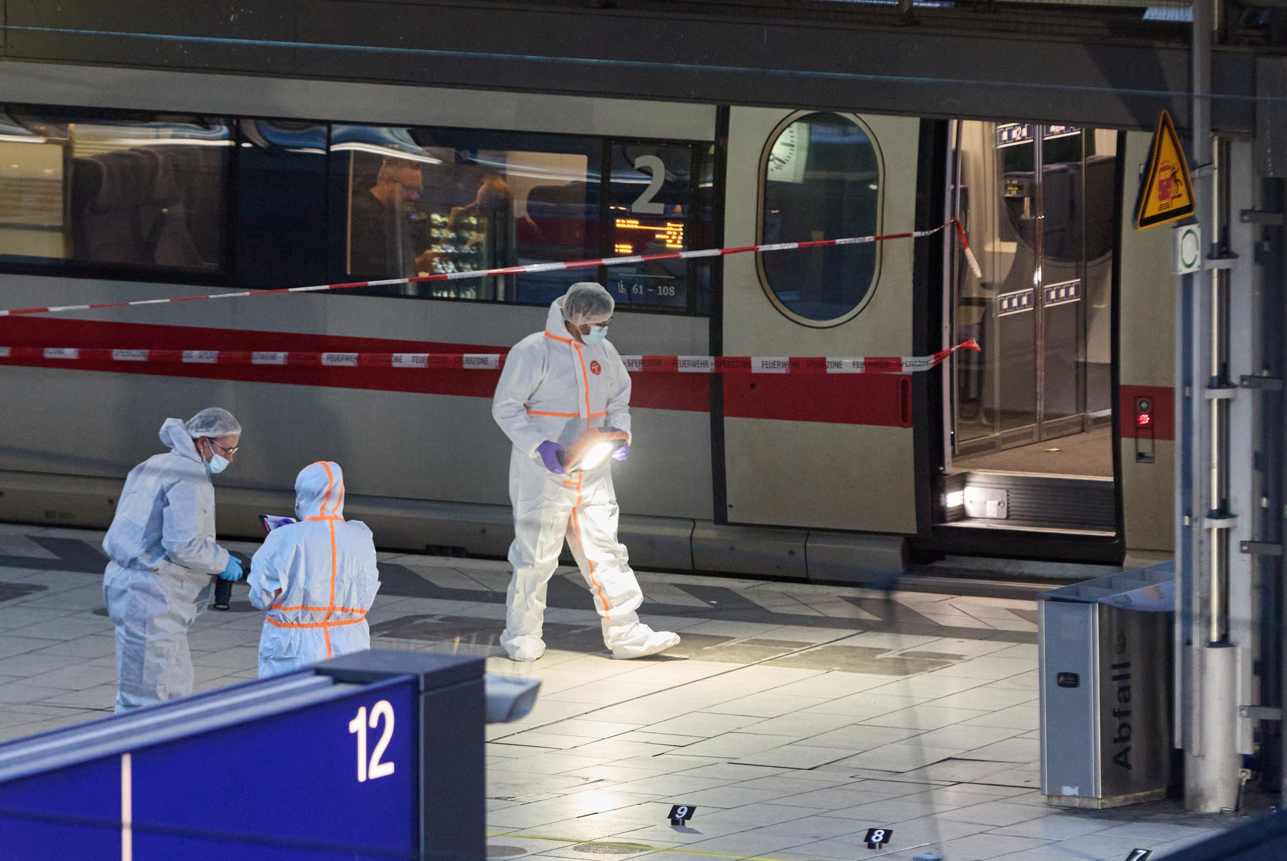 Spurensicherung im Einsatz nahe des Tatorts im Hamburger Hauptbahnhof.