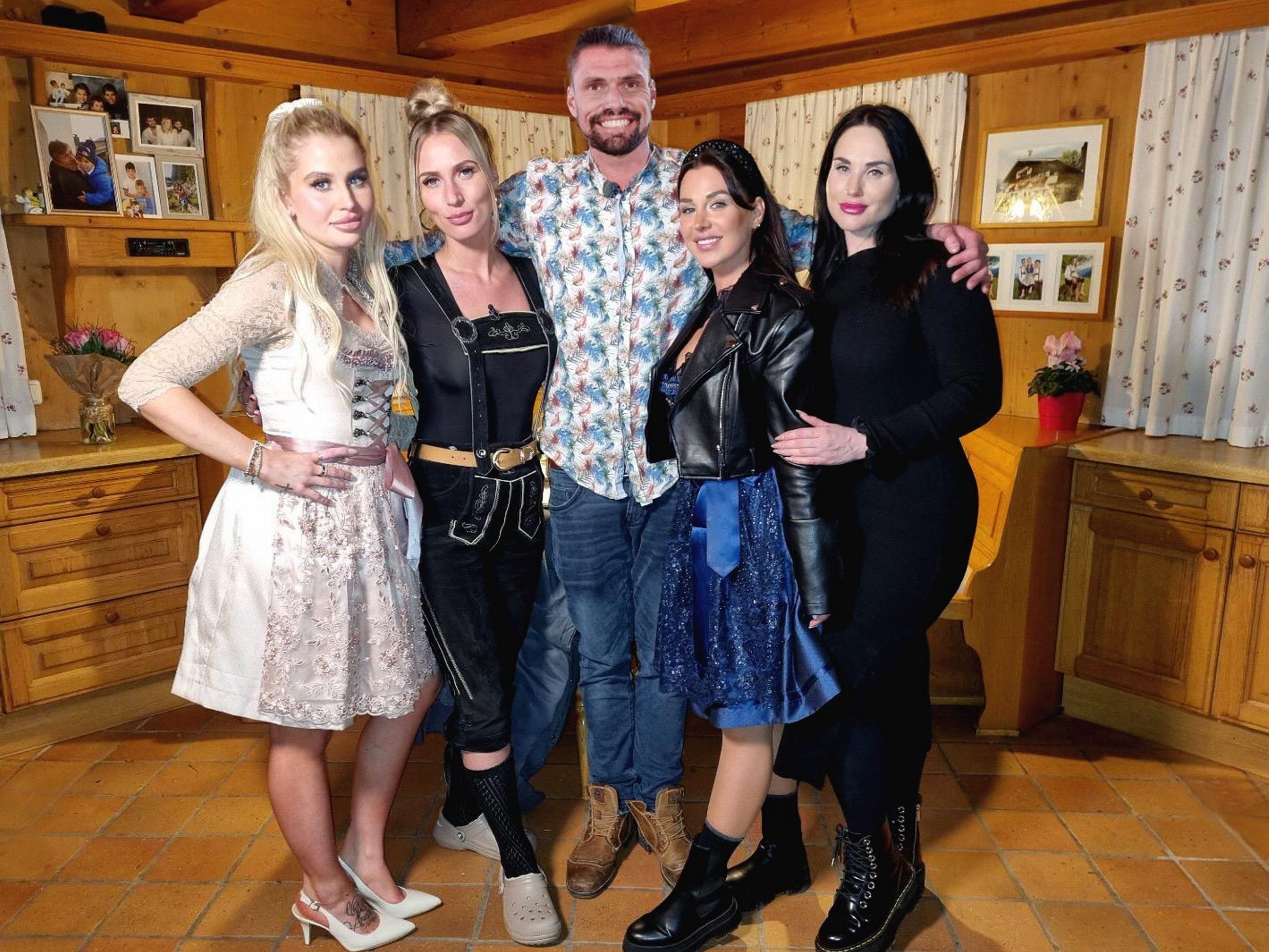 "Bauer sucht Frau International": Landwirt Peter mit seinen Hofdamen Laura (l.), Lidia, Alisa und Stephanie.