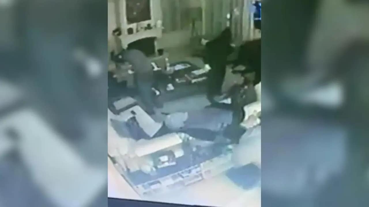 Maskierte und bewaffnete Männer platzen plötzlich in das Wohnzimmer der Geissens.