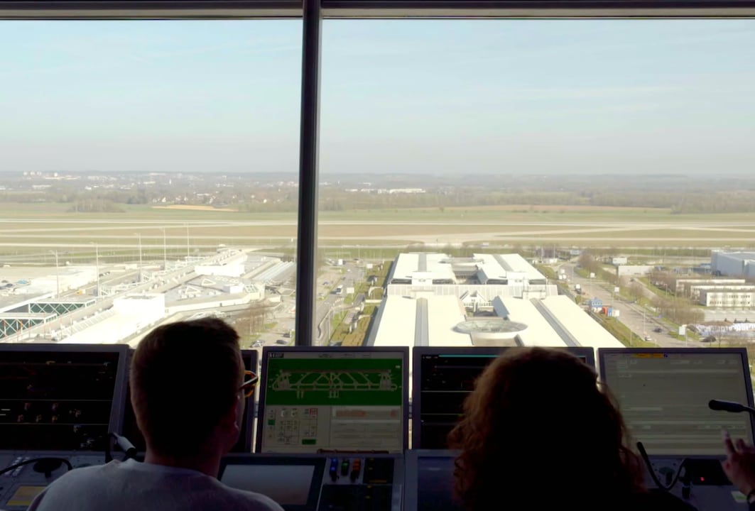 La vue depuis la tour de l'aéroport de Munich s'étend sur toute la piste
