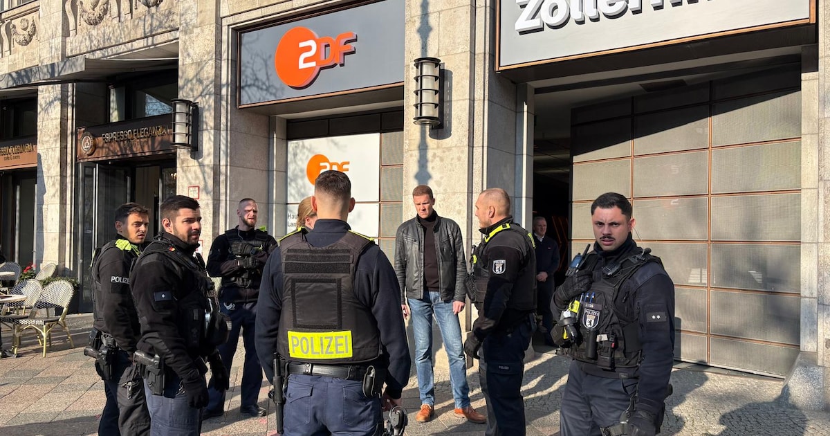 Pro-Palestinian activists occupy ZDF capital studio - | Police on scene