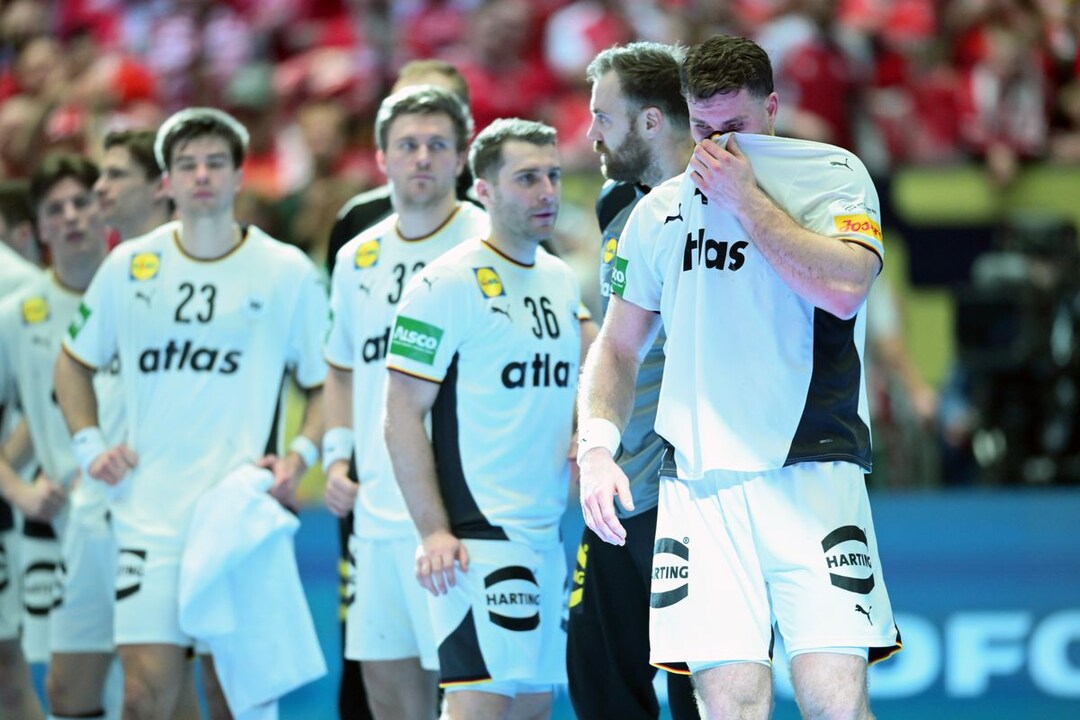 Die deutschen Spieler um Kapitän Johannes Golla (r) trauern dem verlorenen Finale hinterher