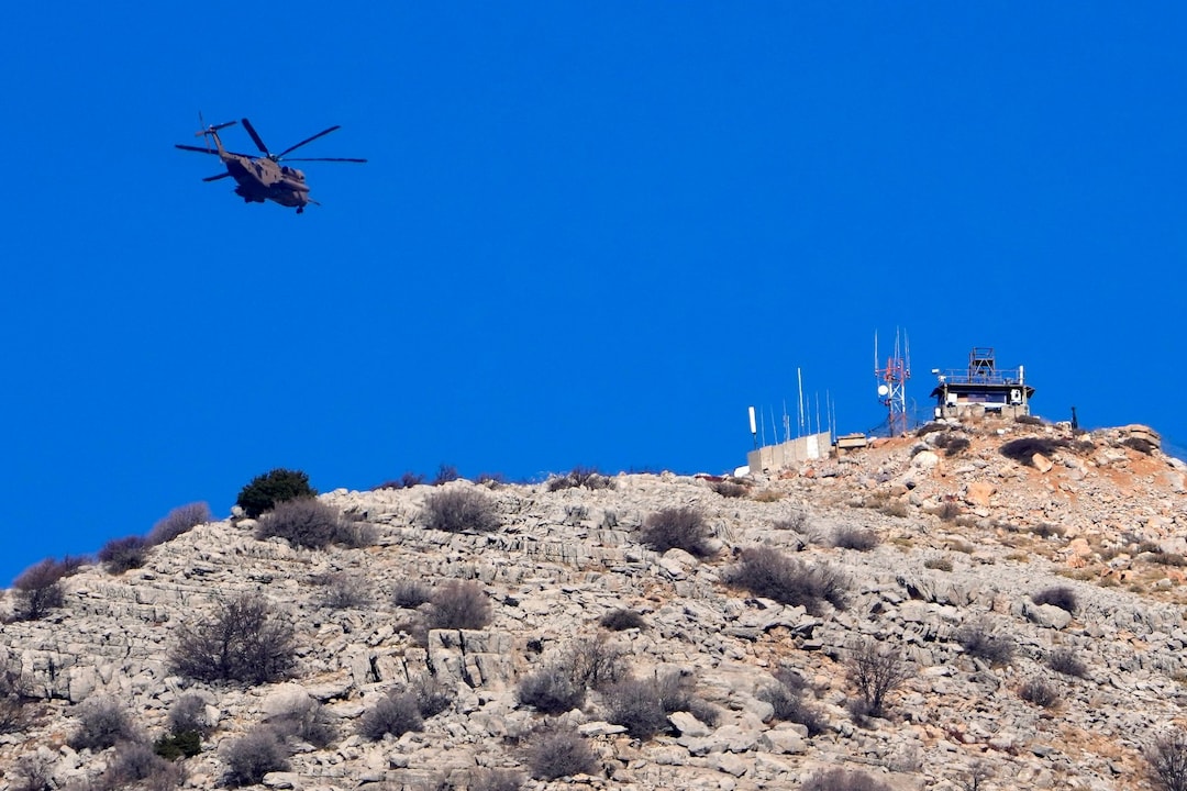Een Black Hawk-helikopter van de Israëlische luchtmacht vliegt over de berg Hermon, vlakbij de