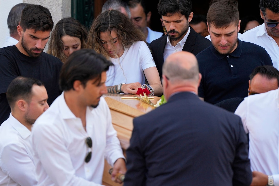 Funeral service for Diogo Jota: In white is the widow, Rute Cardoso.