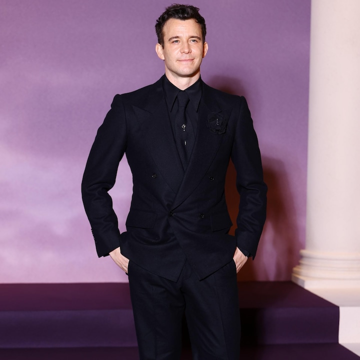 Luke Thompson in schwarzem Anzug bei der Bridgerton Premiere.