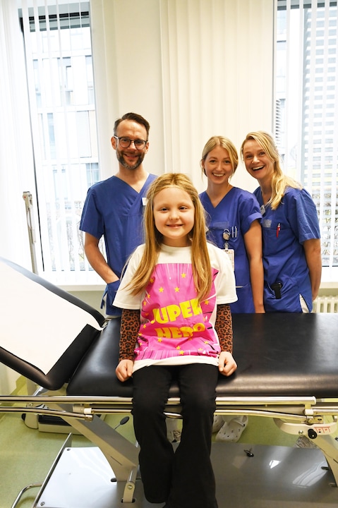 Mila avec l'équipe médicale et la famille