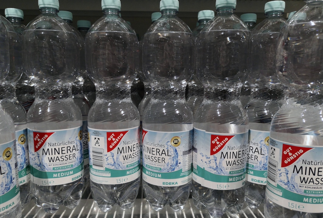 Molte varietà di acqua del marchio Edeka