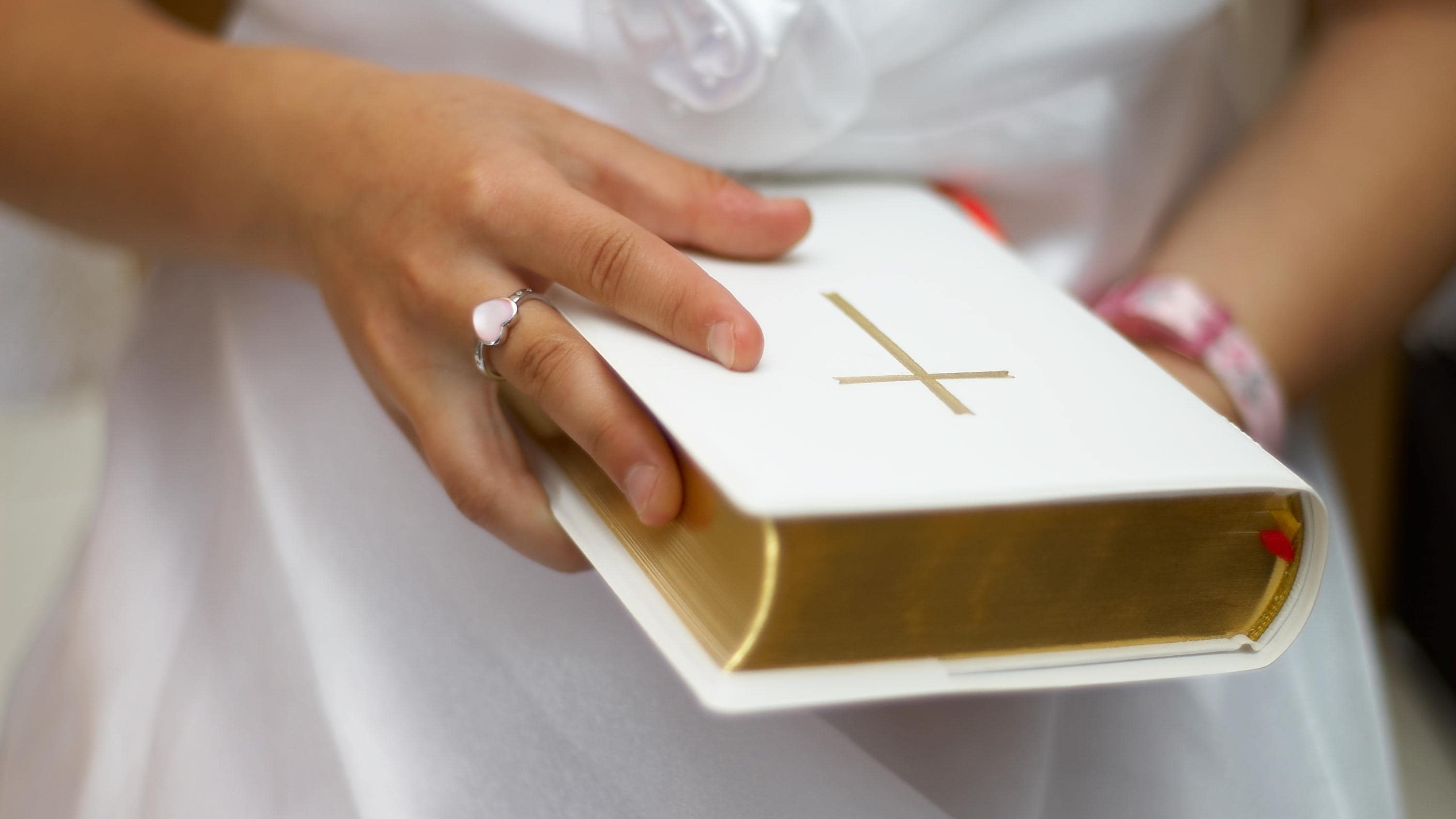 In der katholischen Kirche gibt es verschiedene Sakramente, zwei davon sind die Kommunion und die Firmung. … <a href="https://praxistipps.focus.de/kommunion-und-firmung-unterschied-einfach-erklaert_99327"> ... mehr</a>