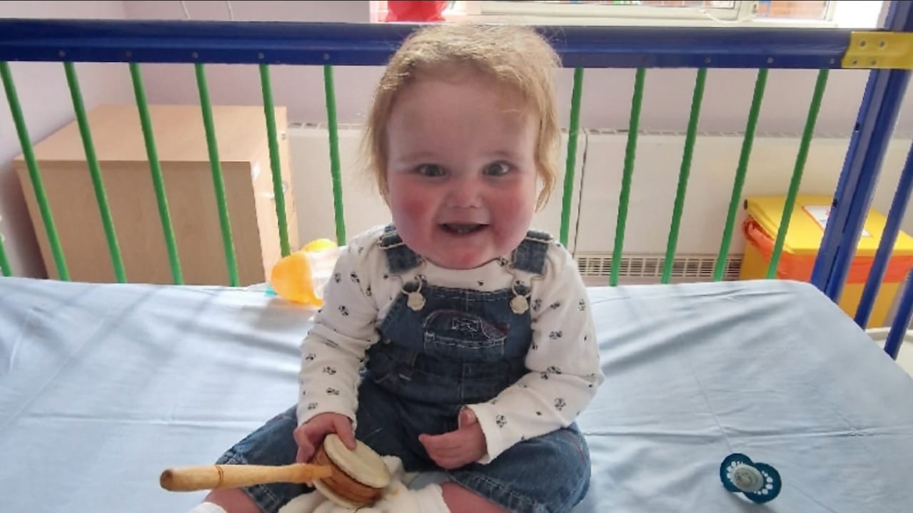 14-miesięczny Ollie trafił do szpitala. Gdyby nie operacja w USA, miałby niewielkie szanse na przeżycie.